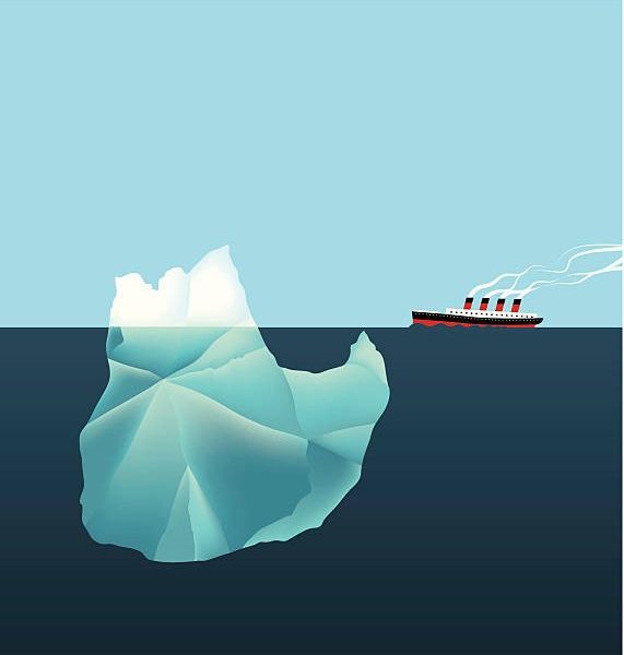 Meer mit Eisberg; unterer Teil ist sichtbar; Schiff fährt auf Eisberg u